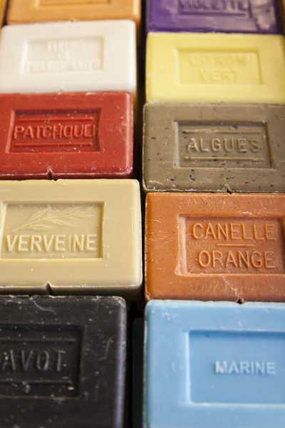 Variert såpe på disk markedet i Provence, Frankrike – stockfoto