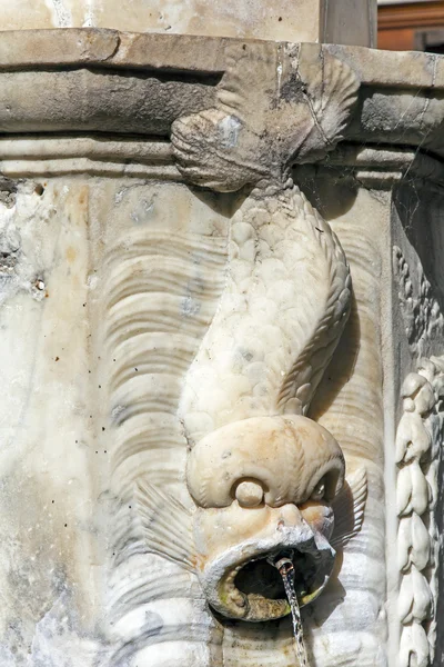 França, Antibes, outubro de 2013. Detalhes arquitetônicos típicos dos edifícios da cidade — Fotografia de Stock