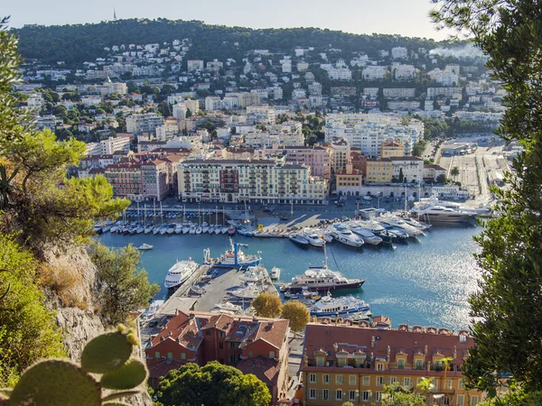 Frankrijk, cote d'azur, in oktober 2013. uitzicht op de stad en de haven van het kasteel heuvel — Stockfoto