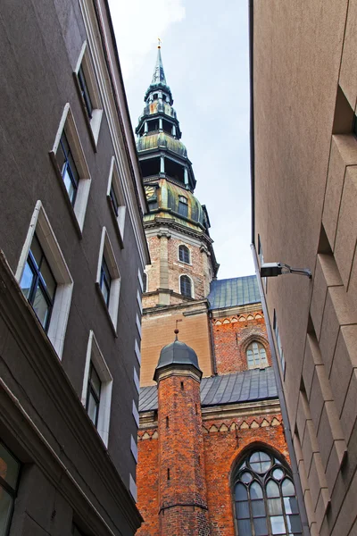 Riga, Lotyšsko. zvonice kostela svatého Petra — Stock fotografie