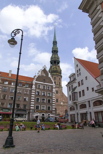 Riga, Letland. klokkentoren van de kerk van st. peter — Stockfoto