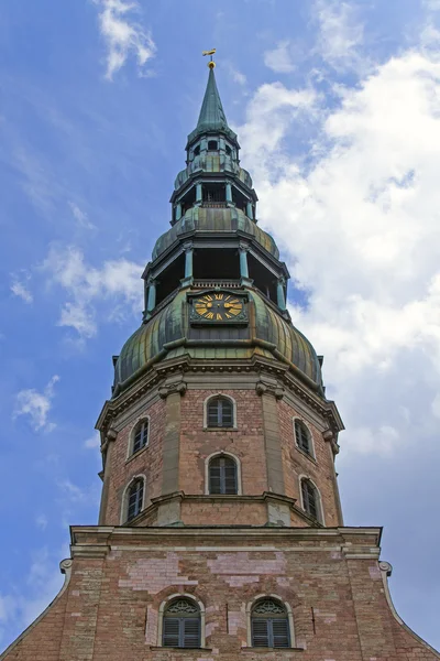 Riga, Lotyšsko. zvonice kostela svatého Petra — Stock fotografie