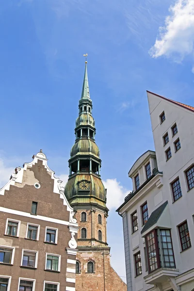 Riga, Letland. klokkentoren van de kerk van st. peter — Stockfoto