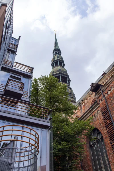 Riga, Letland. klokkentoren van de kerk van st. peter — Stockfoto