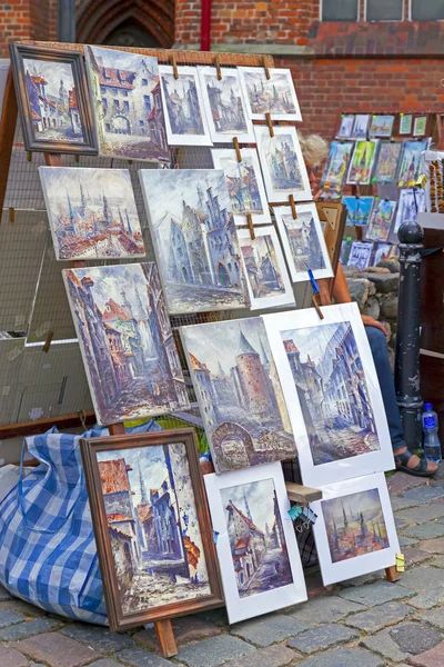 Vitrine met souvenir briefkaarten in oude riga — Stockfoto