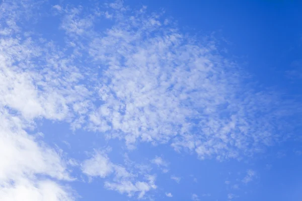 Hemel met witte wolken, verlicht door de zon — Stockfoto