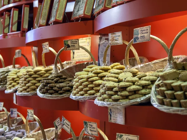 Diferentes tipos de cookies no balcão na loja — Fotografia de Stock