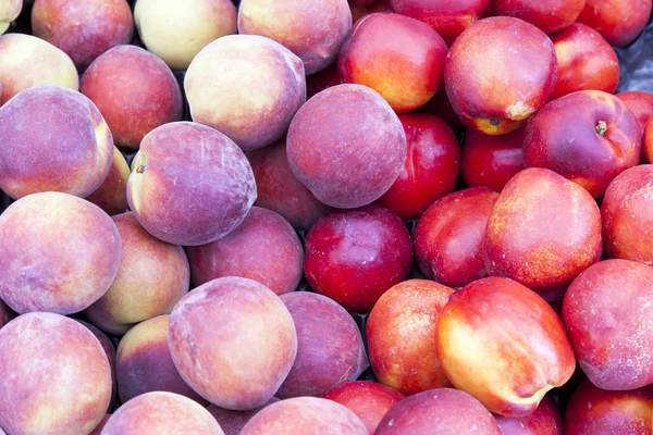 桃子和油桃在街市上 — 图库照片