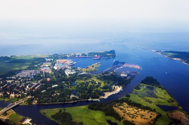 yerde bir uçağın penceresinden görünümü