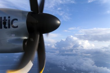 yerde bir uçağın penceresinden görünümü