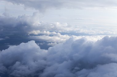 Bulutların üzerinde uçuyor. uçak penceresinden görünümü