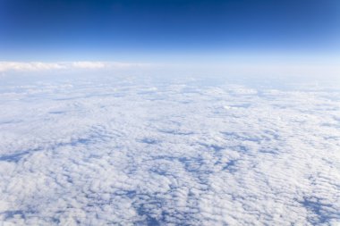 beyaz bulutlar, gökyüzü uçak penceresinden görünümü