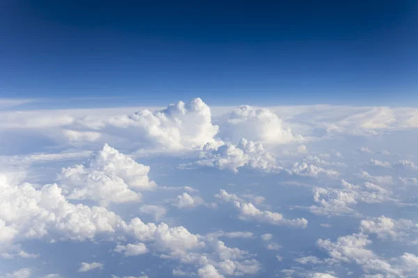 Yerde bir uçağın penceresinden görünümü — Stok fotoğraf