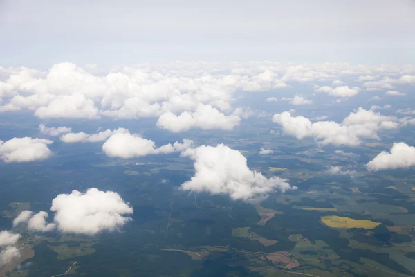 Vy över moln från ett flygplansfönster — Stockfoto