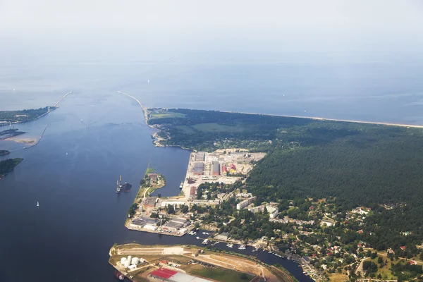 Utsikten från fönstret i ett flygplan på marken — Stockfoto