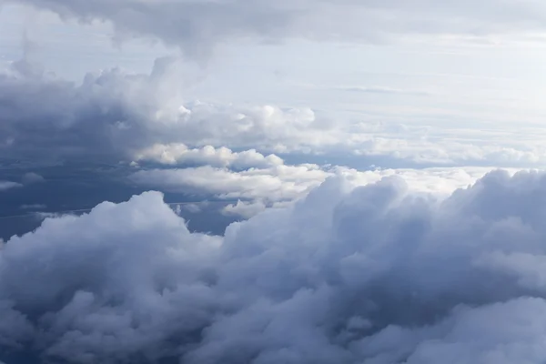 Volare sulle nuvole. La vista dal finestrino dell'aereo — Foto Stock