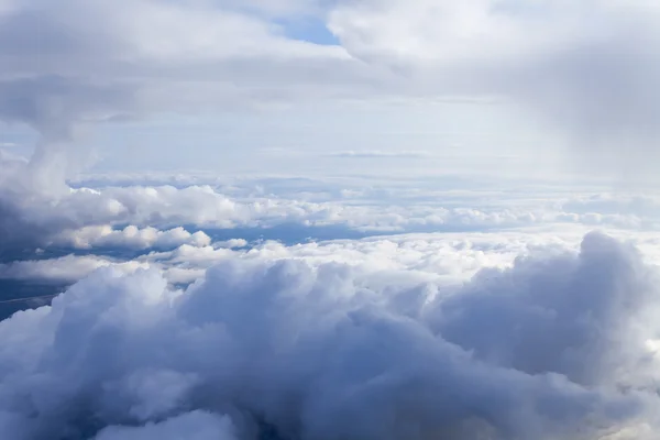 Vista di nuvole da una finestra di aeroplano — Foto Stock