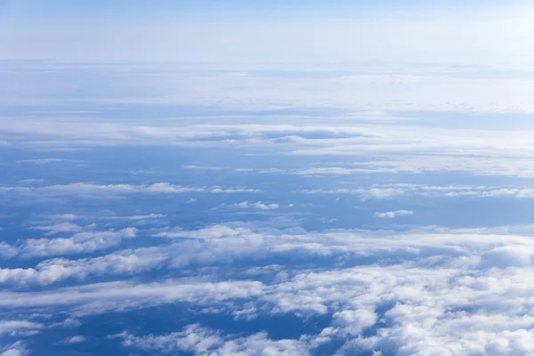 Vista de nuvens de uma janela de avião — Fotografia de Stock