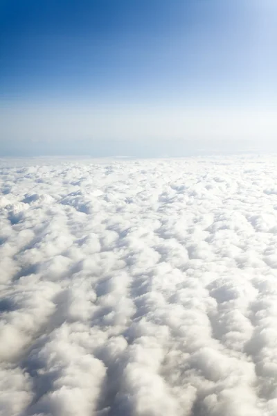 Voando sobre as nuvens. A vista da janela do avião — Fotografia de Stock