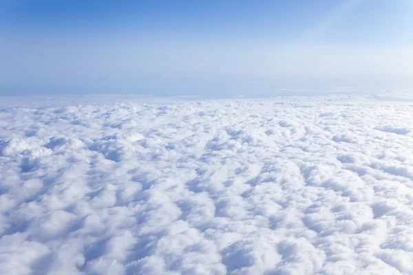 Vy över moln från ett flygplansfönster — Stockfoto
