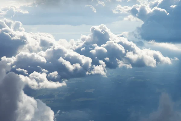 Volando sobre las nubes. la vista desde la ventana de avión — 图库照片