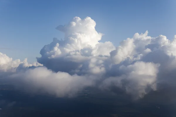 Vista di nuvole da una finestra di aeroplano — Foto Stock