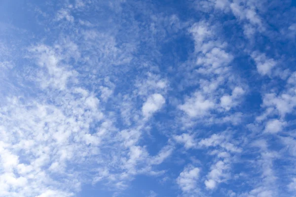Небесный пейзаж с белыми облаками — стоковое фото