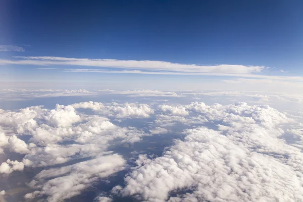 Céu com nuvens brancas, a vista da janela do avião — Fotografia de Stock