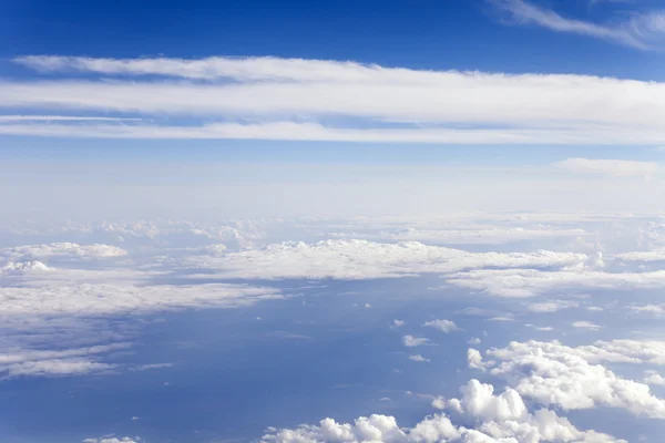 Himmel mit weißen Wolken, der Blick aus dem Flugzeugfenster — Stockfoto