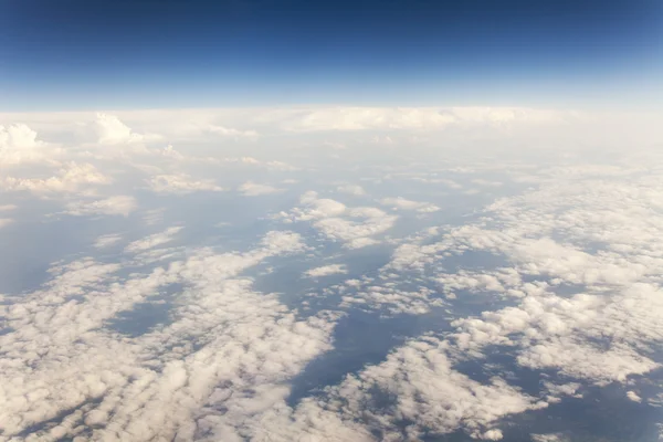 Himmel mit weißen Wolken, der Blick aus dem Flugzeugfenster — Stockfoto