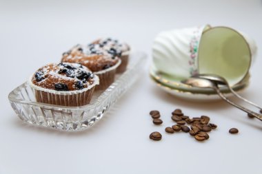 kek ve kahve bardak ve tabaklar masanın üzerine