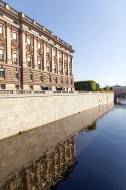 Stockholm. bir kentin waterfront ve su onun yansıması