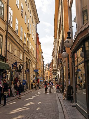 Stockholm. gamla adada eski şehrin dar sokaklarında stan