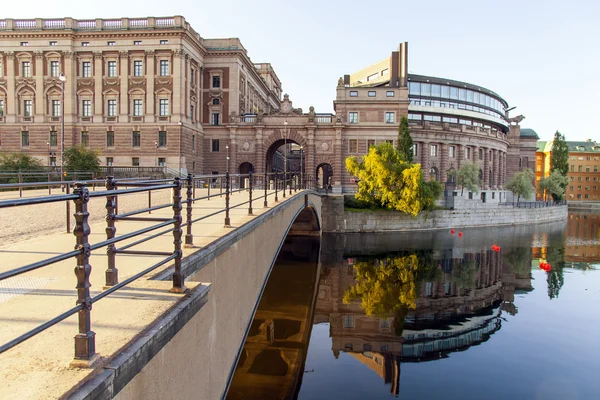 Estocolmo. Uno de los muelles de la ciudad y su reflejo en el agua — Foto de Stock