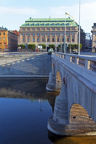 Stockholm. bir kentin waterfront ve su onun yansıması — Stok fotoğraf