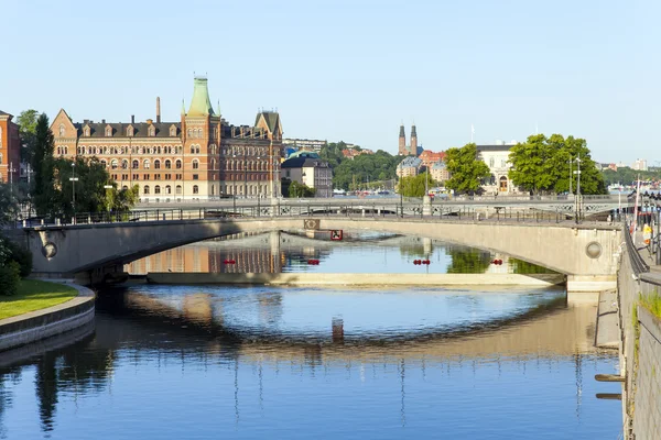 Stockholm. jedna z městských nábřeží a jeho odraz ve vodě — Stock fotografie
