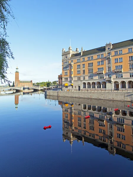 斯德哥尔摩。城市滨水区之一，其水中的倒影 — 图库照片