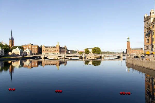 斯德哥尔摩。一个典型的剪影，滨水区城市与水中倒影 — 图库照片