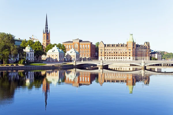 Stockholm . O siluetă tipică a malului mării în oraș și reflectarea în apă — Fotografie, imagine de stoc