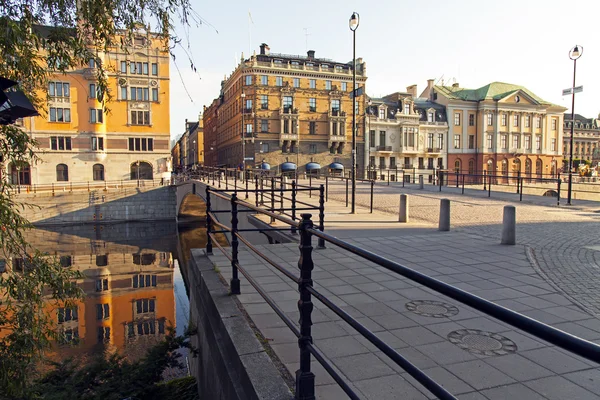 Stockholm. jedna z městských nábřeží a jeho odraz ve vodě — Stock fotografie