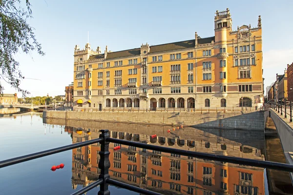 Stockholm. en av stadens vattnet och dess spegelbild i vattnet — Stockfoto