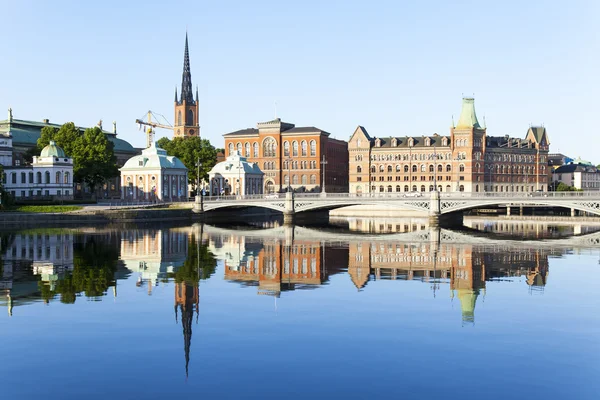 Stockholm. tipik bir siluet waterfront şehrin ve içinde su yansıma — Stok fotoğraf