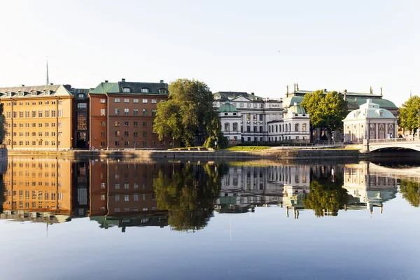 I Stockholm. En typisk silhuett av havneområdet i byen og refleksjon i vann – stockfoto