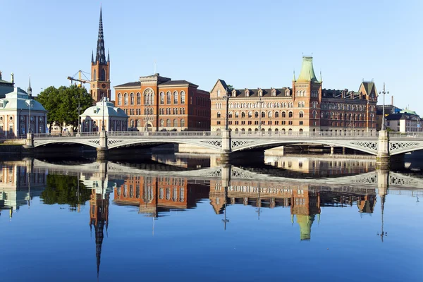 Стокгольм Типичный силуэт набережной в городе и отражение в воде — стоковое фото