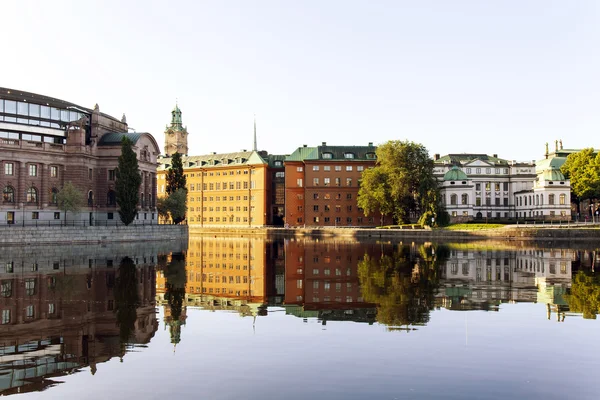 Stockholm. tipik bir siluet waterfront şehrin ve içinde su yansıma — Stok fotoğraf
