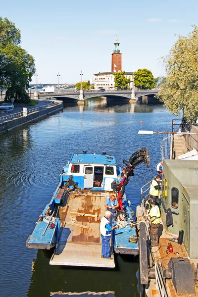 Стокгольм. один на міській набережній і своє відображення у воді — стокове фото