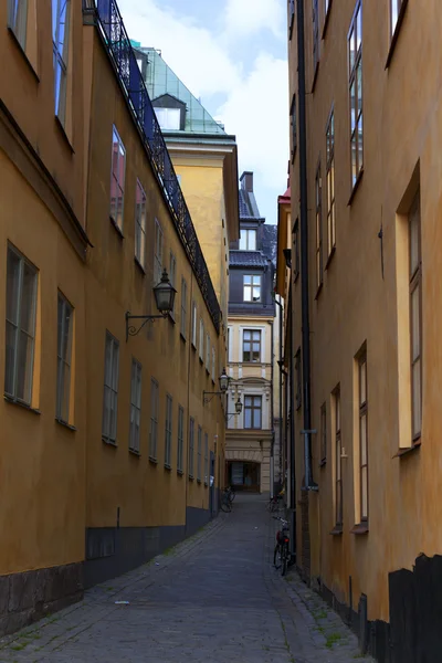 Sztokholmie. wąskie uliczki starego miasta na wyspie gamla stan — Zdjęcie stockowe