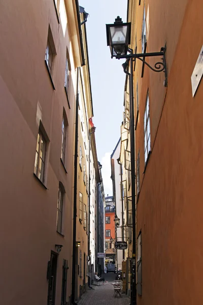 Sztokholmie. wąskie uliczki starego miasta na wyspie gamla stan — Zdjęcie stockowe