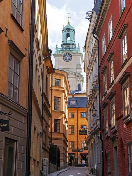 Estocolmo. Las estrechas calles del casco antiguo en la isla de Gamla Stan — Foto de Stock