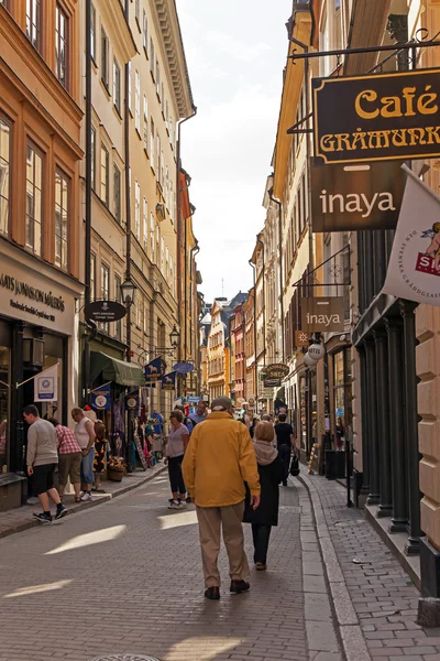 Sztokholmie. wąskie uliczki starego miasta na wyspie gamla stan — Zdjęcie stockowe